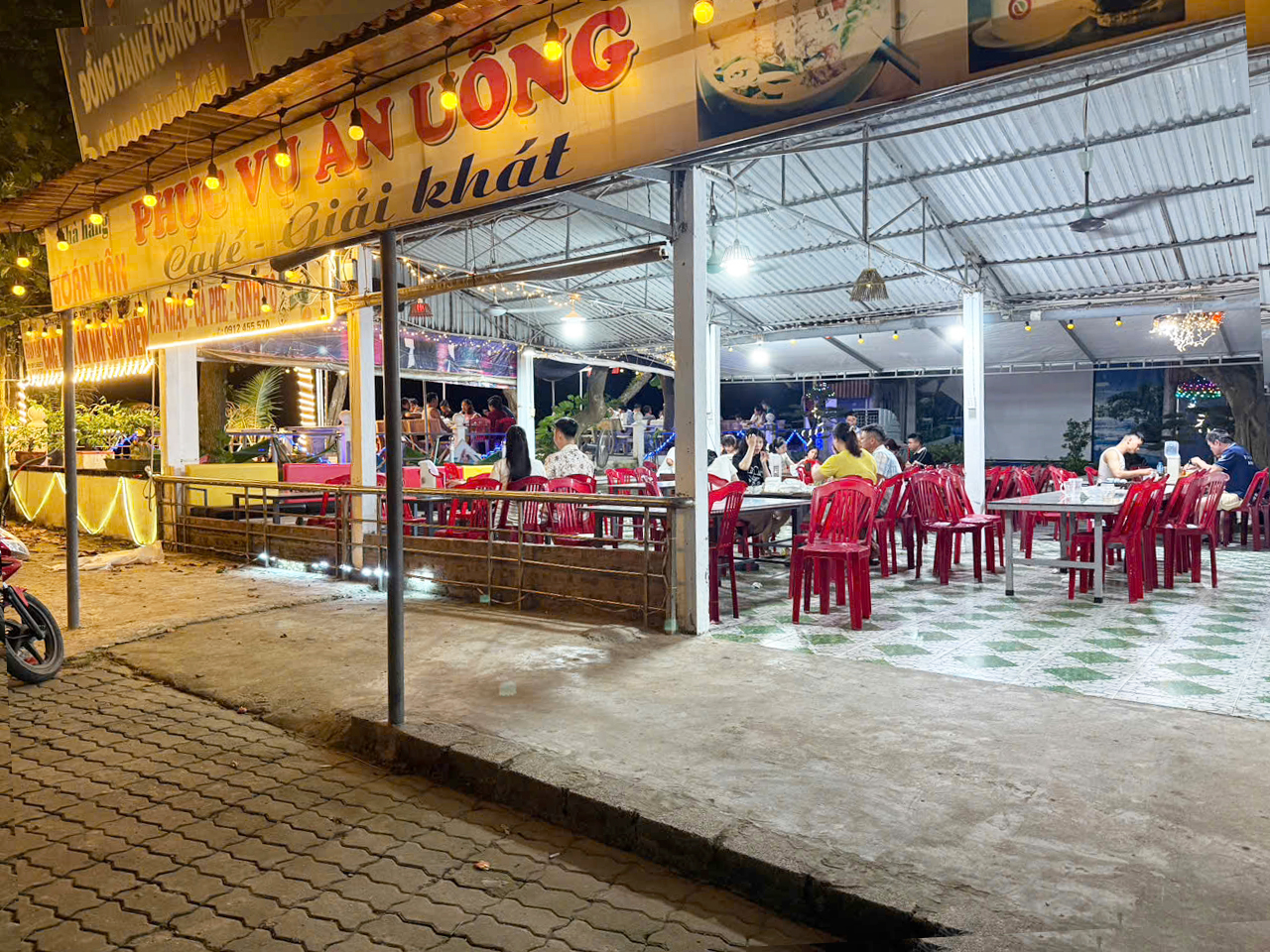 Nhà hàng Hoán Vân buổi tối