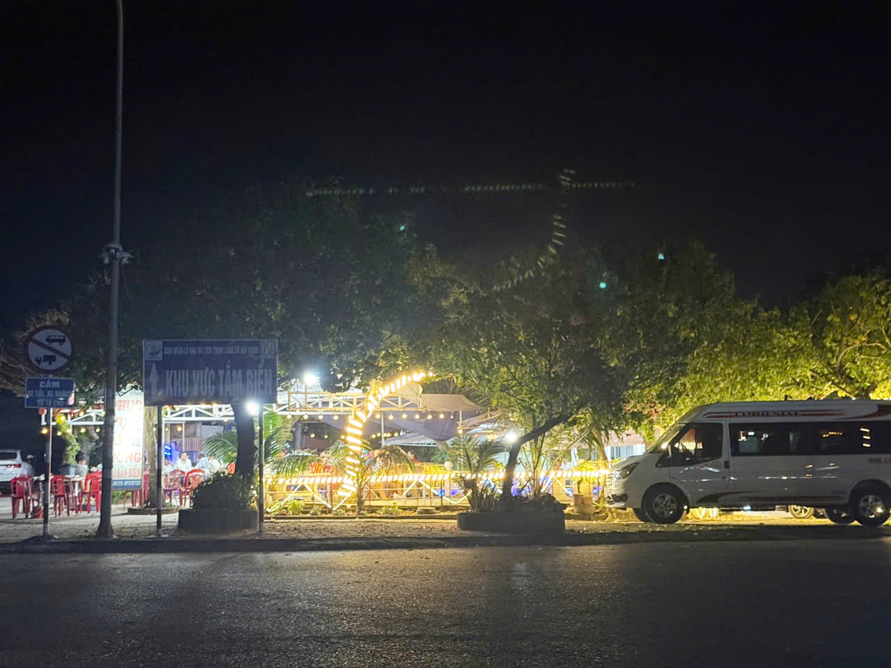 Nhà hàng Hoán Vân về đêm