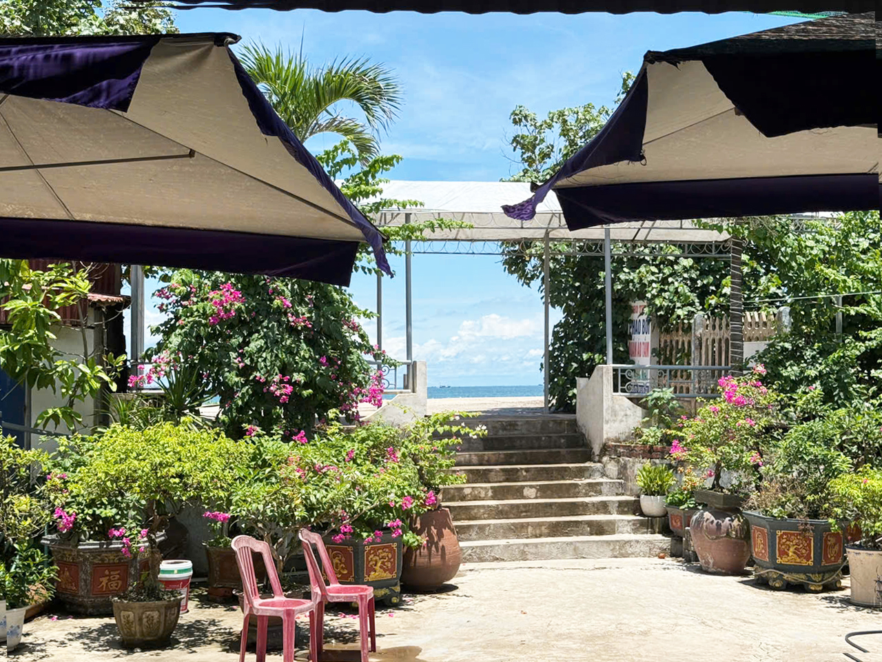 Nhà hàng Hoán Vân view cửa hàng